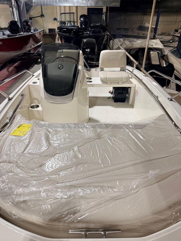 2025 Boston Whaler 130 Sport Photo 5 of 6
