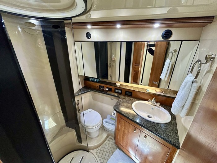 2005 Cruisers Yachts 455 Express Motor Yacht Photo 35 sur 58