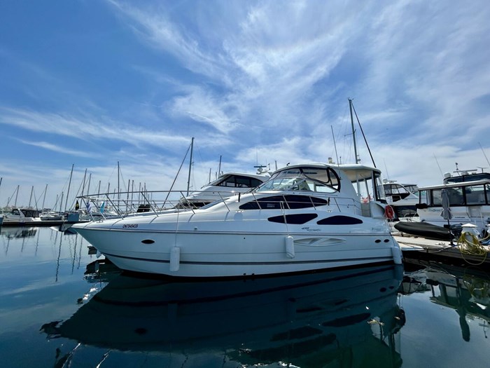 2005 Cruisers Yachts 455 Express Motor Yacht Photo 2 sur 58