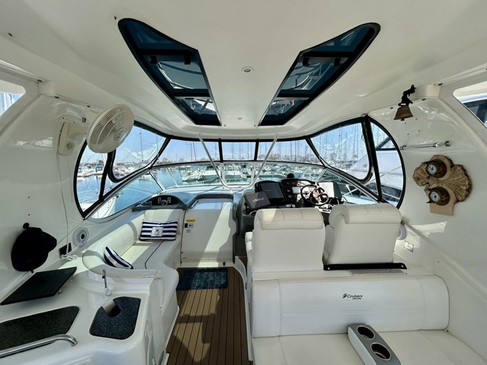 2005 Cruisers Yachts 455 Express Motor Yacht Photo 14 sur 58