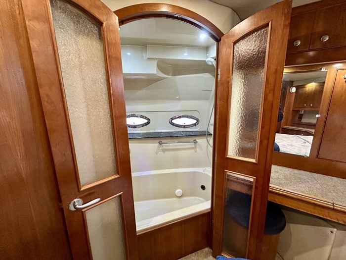 2005 Cruisers Yachts 455 Express Motor Yacht Photo 43 sur 58