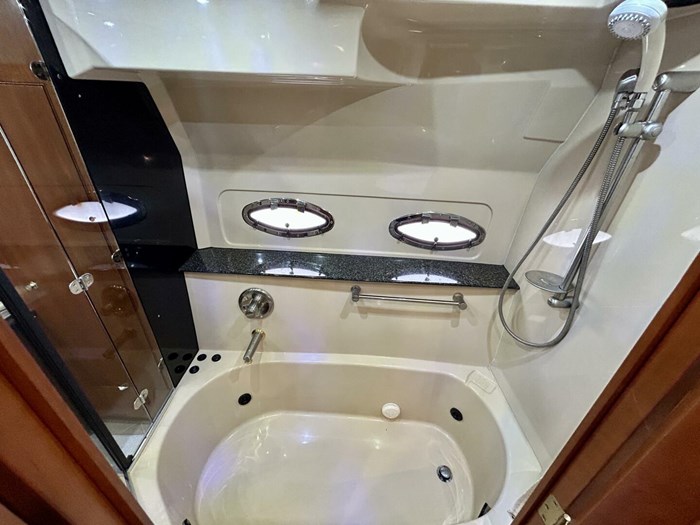 2005 Cruisers Yachts 455 Express Motor Yacht Photo 44 sur 58
