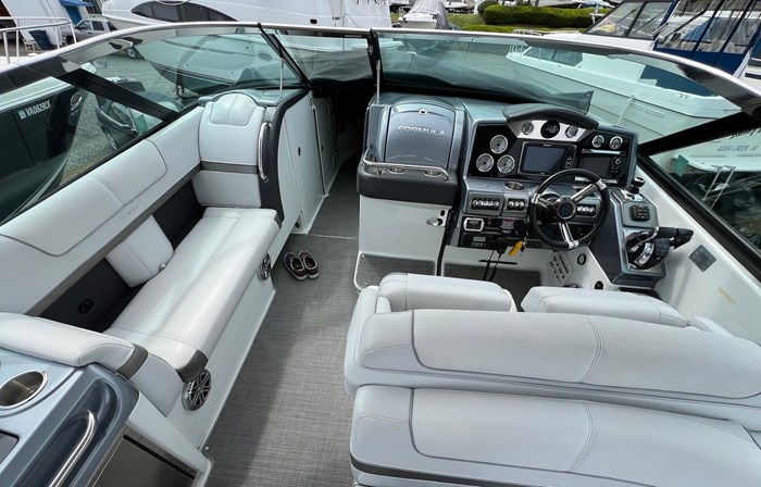 2015 Formula 350 Crossover Bowrider Photo 16 sur 37