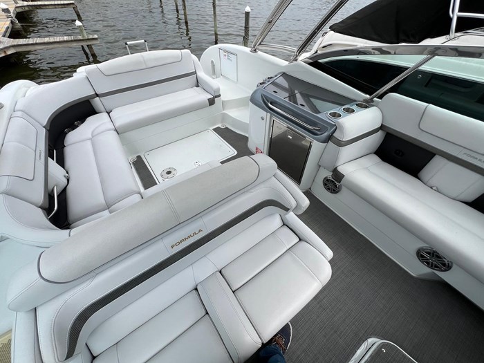 2015 Formula 350 Crossover Bowrider Photo 12 sur 37
