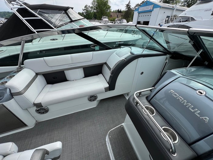 2015 Formula 350 Crossover Bowrider Photo 13 sur 37