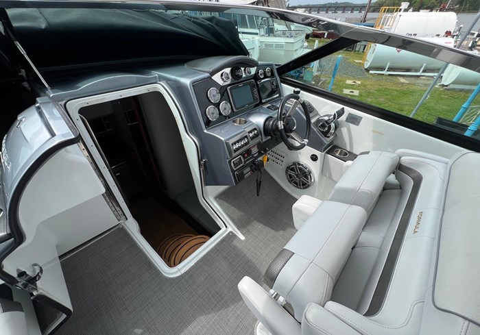 2015 Formula 350 Crossover Bowrider Photo 19 sur 37