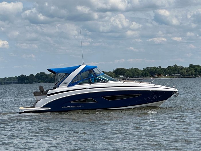 2015 Regal 32 Express Photo 4 sur 23