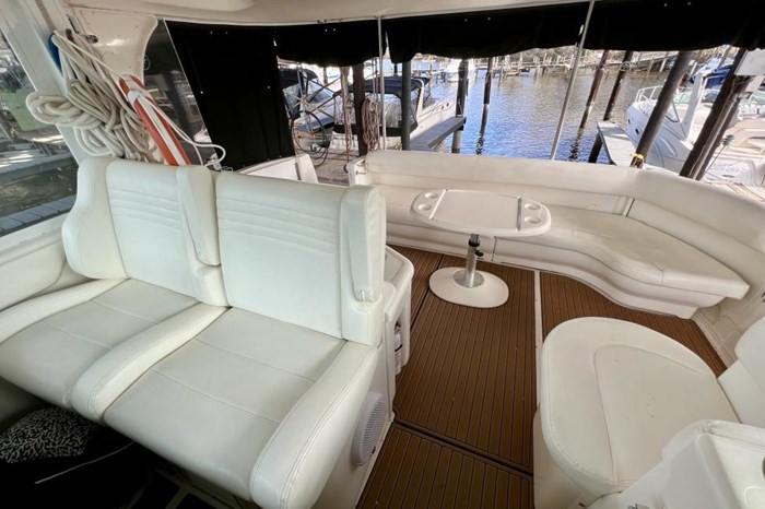 2005 Sea Ray 390 Motor Yacht Photo 8 sur 42