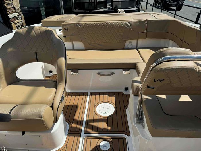 2022 Bayliner VR5 Photo 7 sur 12