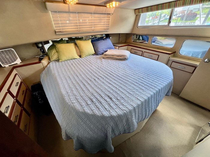 1986 Chris-Craft 381 Catalina Photo 19 sur 30