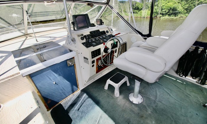 1986 Chris-Craft 381 Catalina Photo 8 sur 30