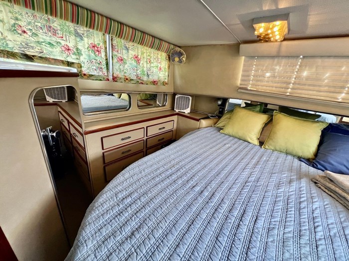 1986 Chris-Craft 381 Catalina Photo 15 sur 30