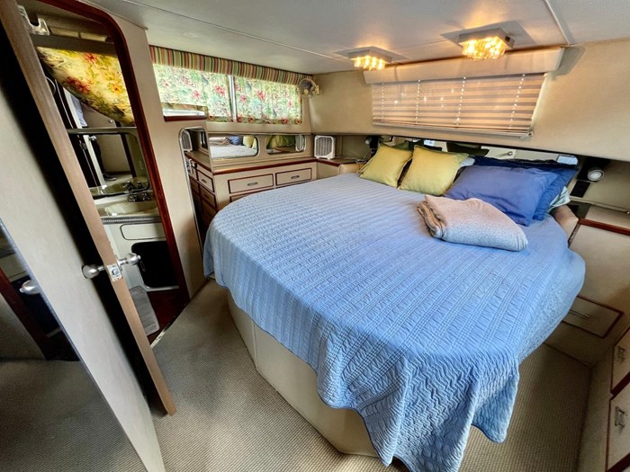 1986 Chris-Craft 381 Catalina Photo 18 sur 30