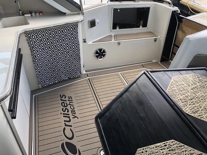 1989 Cruisers Yachts 3670 Esprit Photo 10 sur 15