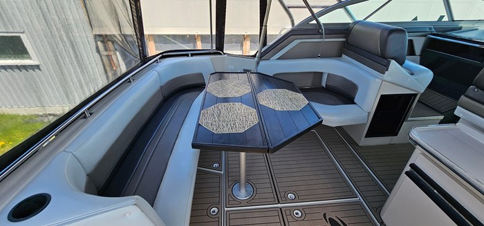1989 Cruisers Yachts 3670 Esprit Photo 9 sur 15