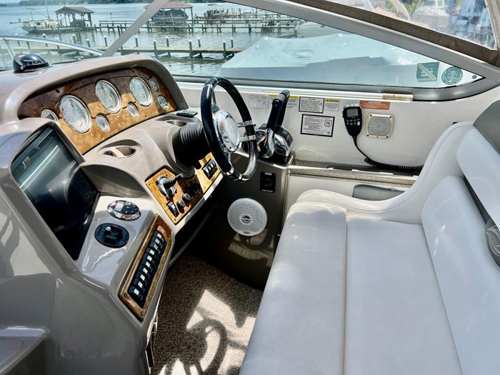 2007 Rinker 350 Express Cruiser Photo 7 sur 31