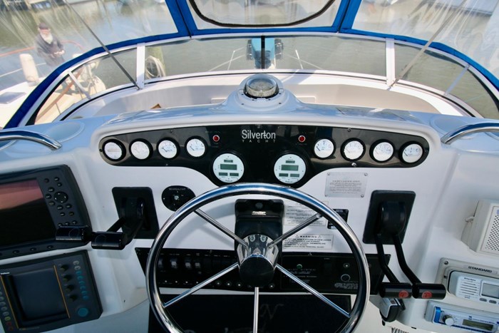 1997 Silverton 372 Motor Yacht Photo 13 sur 33