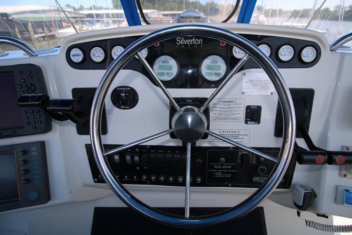 1997 Silverton 372 Motor Yacht Photo 14 sur 33