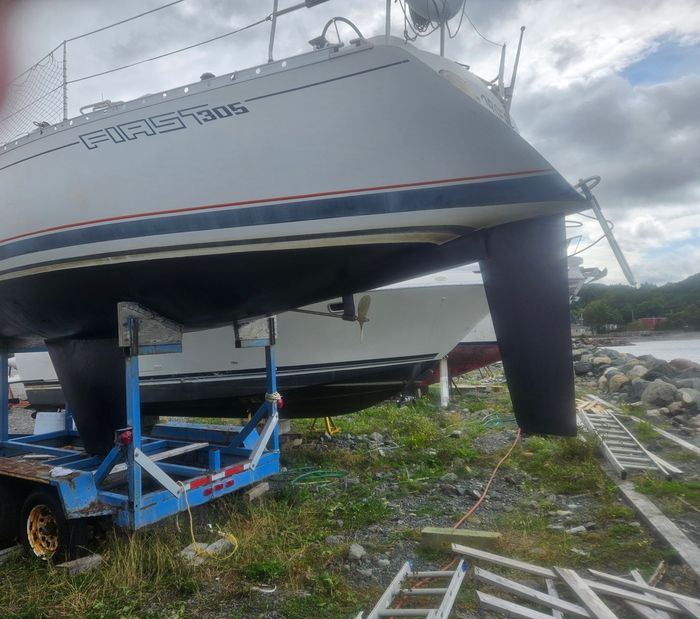 1988 Beneteau First 305 Photo 2 of 17