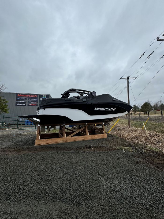 2024 MasterCraft XT20 Photo 1 of 12