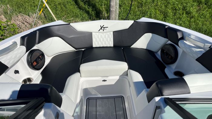 2024 MasterCraft XT20 Photo 2 of 12