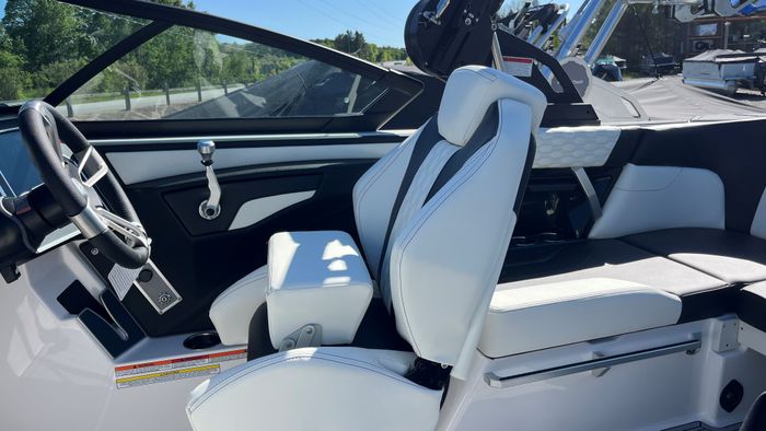 2024 MasterCraft XT20 Photo 6 of 12