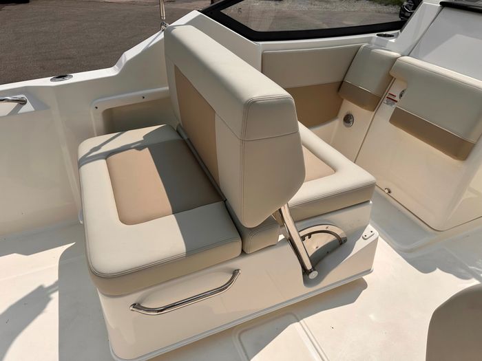 2025 Boston Whaler 210 Vantage Photo 19 of 46