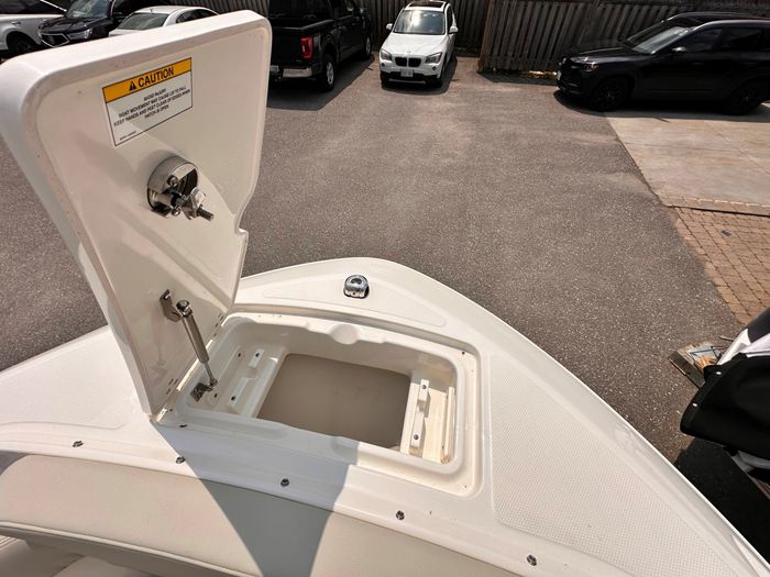 2025 Boston Whaler 210 Vantage Photo 37 of 46