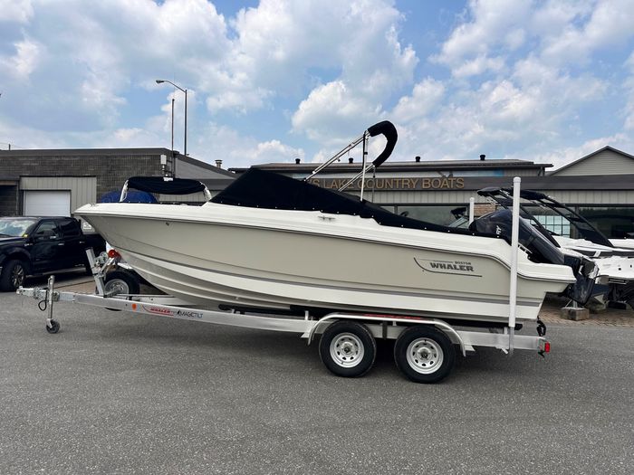 2025 Boston Whaler 210 Vantage Photo 7 of 46
