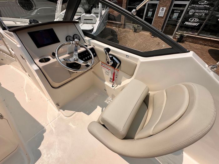 2025 Boston Whaler 210 Vantage Photo 38 of 46