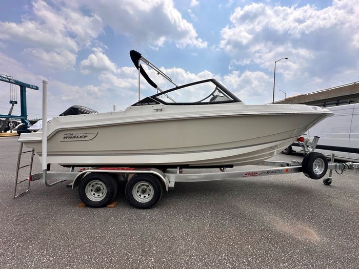 2025 Boston Whaler 210 Vantage Photo 2 of 46