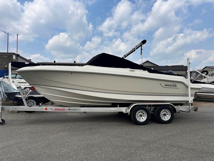 2025 Boston Whaler 210 Vantage Photo 8 of 46