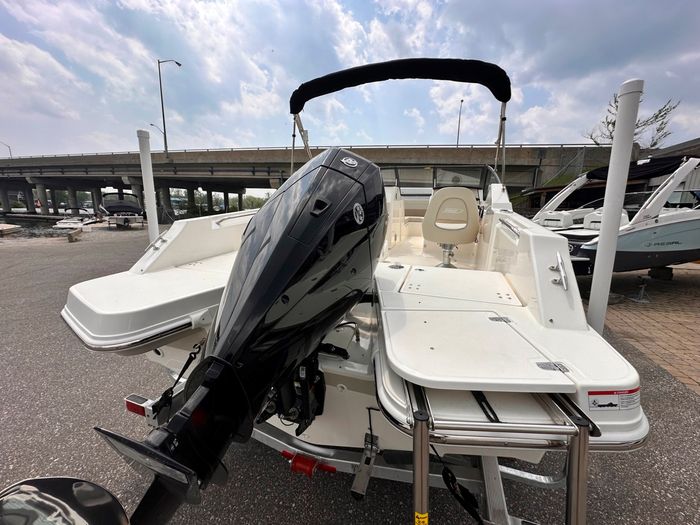2025 Boston Whaler 210 Vantage Photo 12 of 46