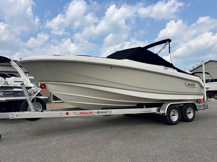 2025 Boston Whaler 210 Vantage Photo 9 of 46