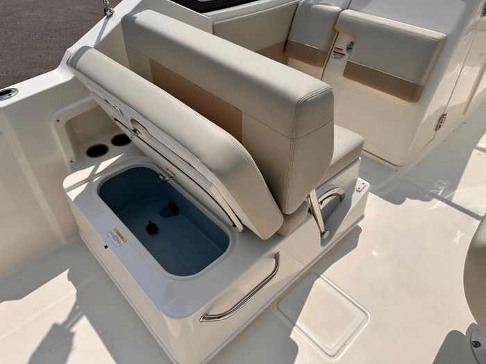 2025 Boston Whaler 210 Vantage Photo 22 of 46
