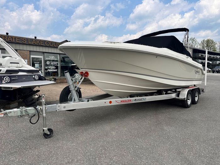 2025 Boston Whaler 210 Vantage Photo 10 of 46