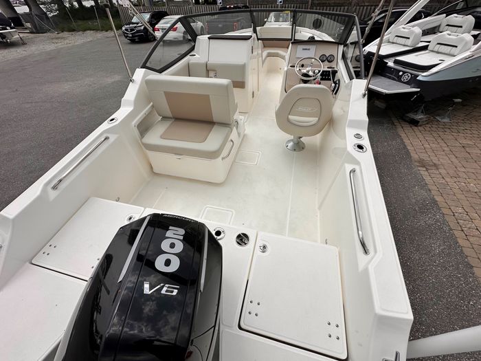 2025 Boston Whaler 210 Vantage Photo 13 of 46