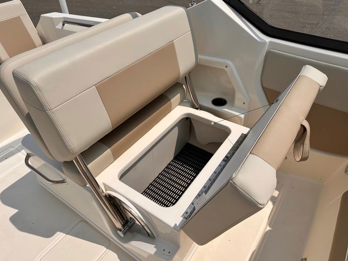 2025 Boston Whaler 210 Vantage Photo 24 of 46