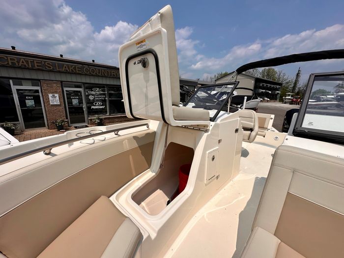 2025 Boston Whaler 210 Vantage Photo 32 of 46