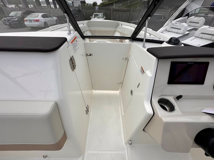 2025 Boston Whaler 210 Vantage Photo 26 of 46
