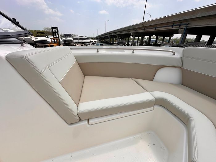 2025 Boston Whaler 210 Vantage Photo 33 of 46