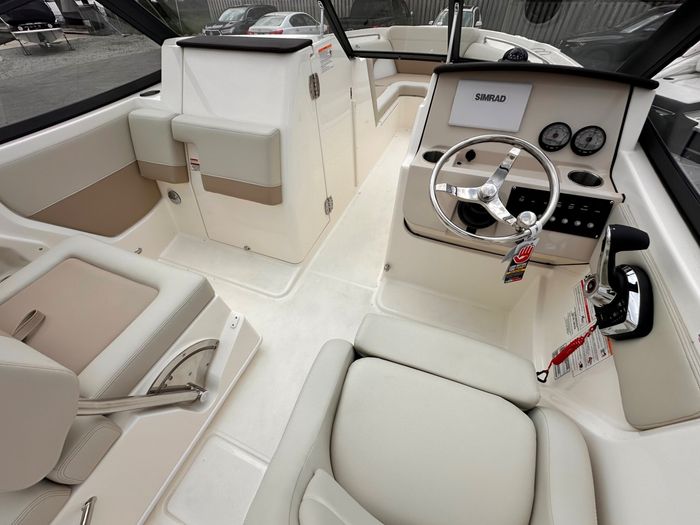 2025 Boston Whaler 210 Vantage Photo 15 of 46