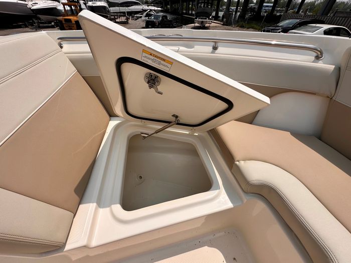 2025 Boston Whaler 210 Vantage Photo 35 of 46