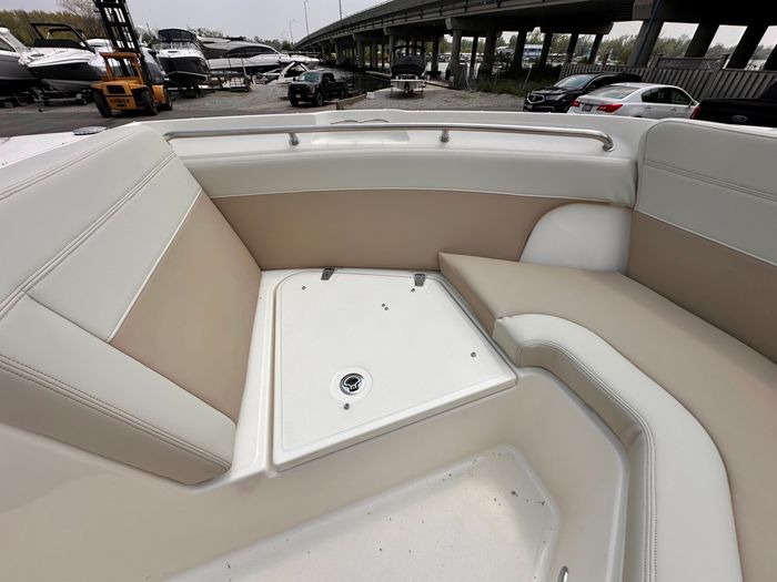 2025 Boston Whaler 210 Vantage Photo 34 of 46
