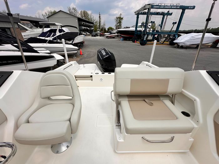 2025 Boston Whaler 210 Vantage Photo 16 of 46