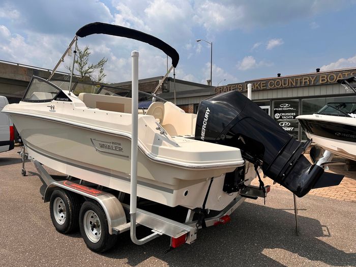 2025 Boston Whaler 210 Vantage Photo 4 of 46