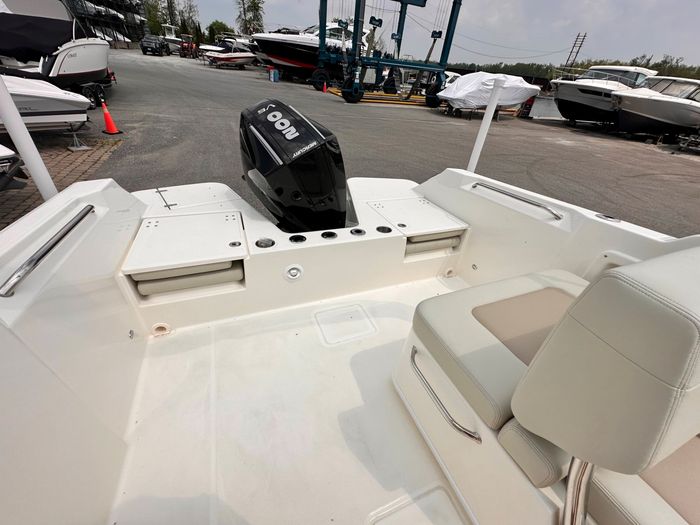 2025 Boston Whaler 210 Vantage Photo 17 of 46