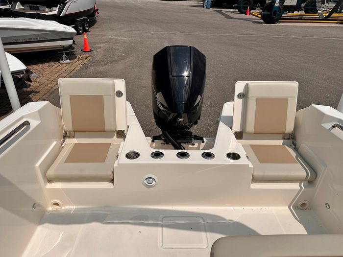 2025 Boston Whaler 210 Vantage Photo 18 of 46