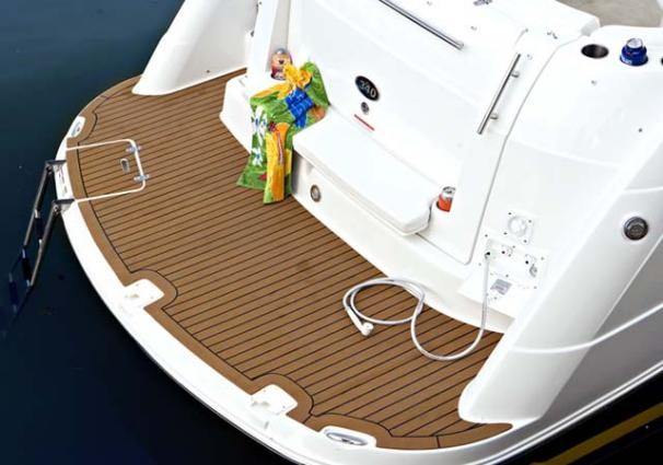 2009 Rinker 340 Express Cruiser Photo 4 sur 9