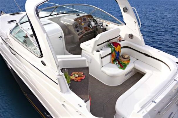 2009 Rinker 340 Express Cruiser Photo 3 sur 9